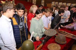 Уроки мужества и патриотические выставки прошли для детей и молодежи Лиманского района Астраханской области